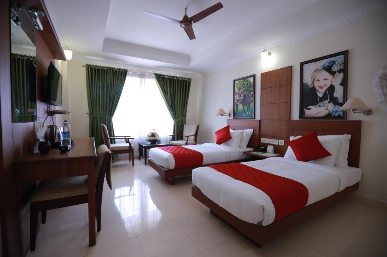 Thrissur Hotel Peninsula מראה חיצוני תמונה
