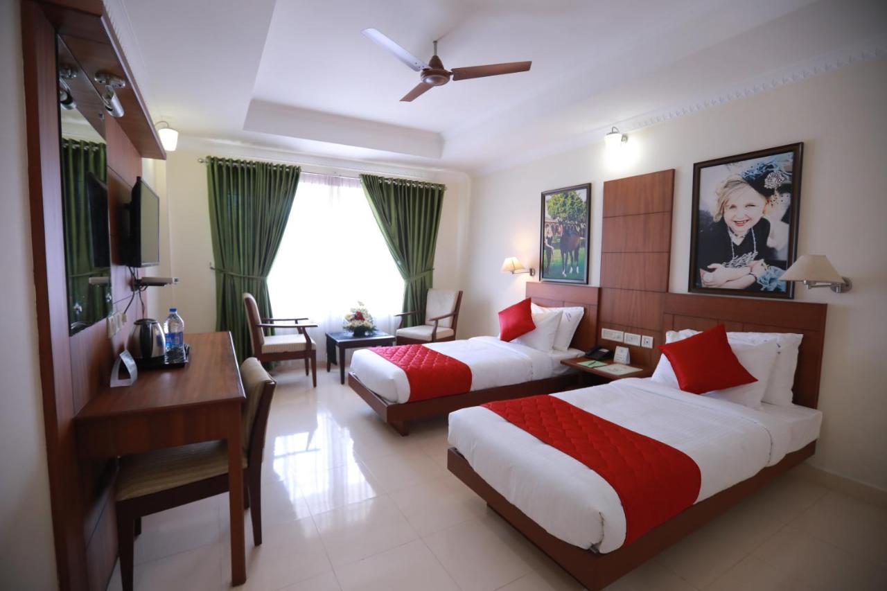 Thrissur Hotel Peninsula מראה חיצוני תמונה