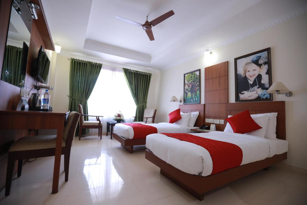 Thrissur Hotel Peninsula מראה חיצוני תמונה