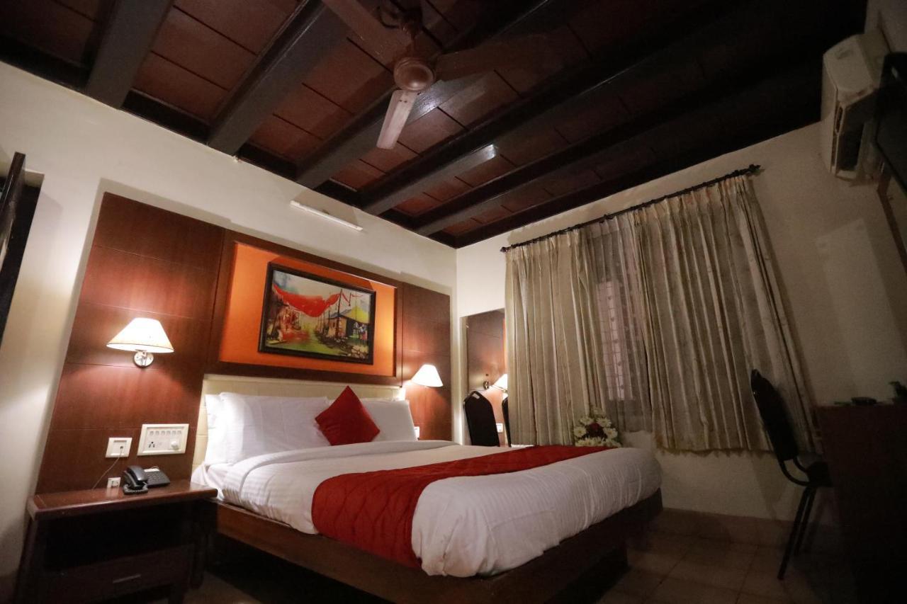Thrissur Hotel Peninsula מראה חיצוני תמונה